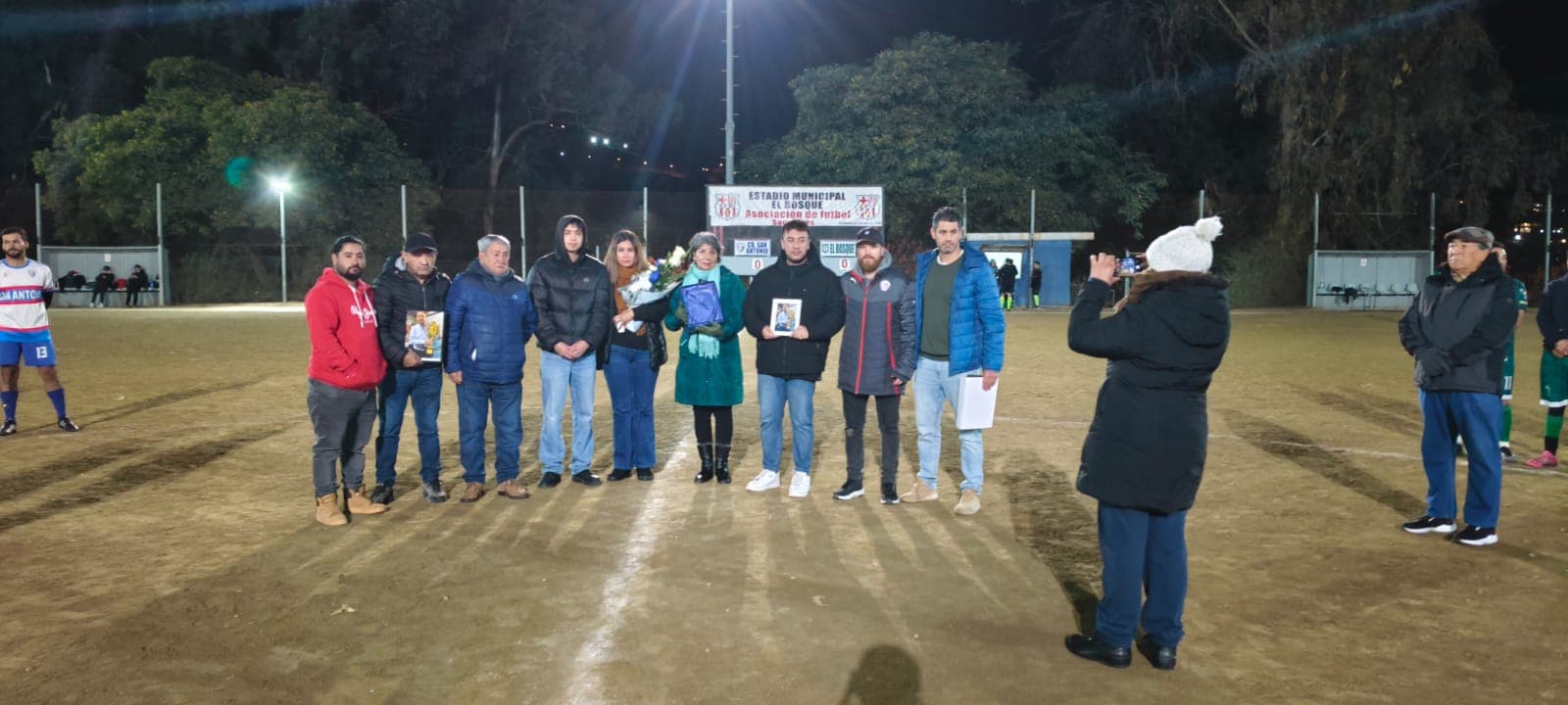Familia de Flavio Alvarado recibe el reconocimiento del club y la asociación