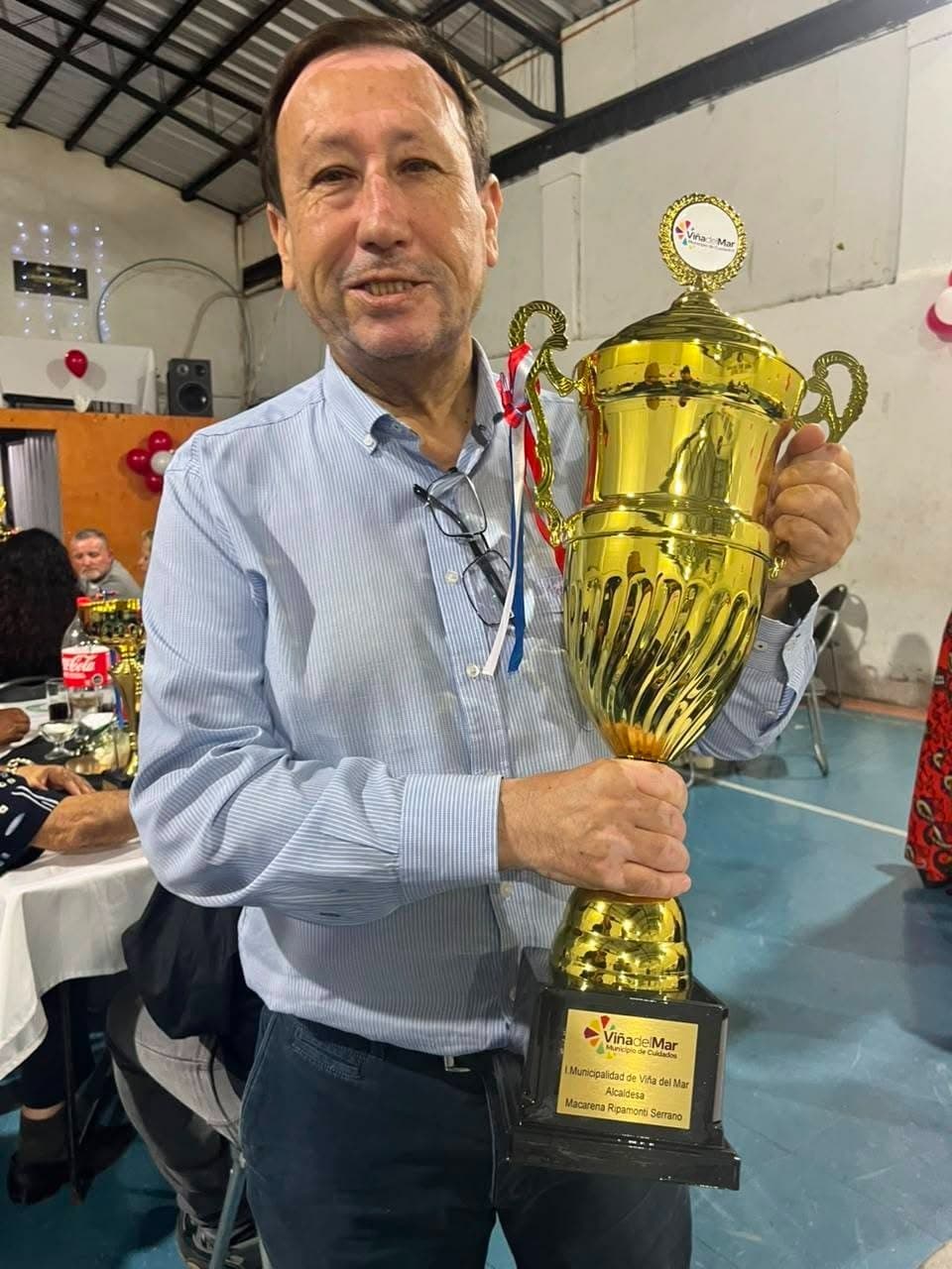 Flavio Alvarado Campos sosteniendo con orgullo un trofeo entregado por la Municipalidad de Viña del Mar